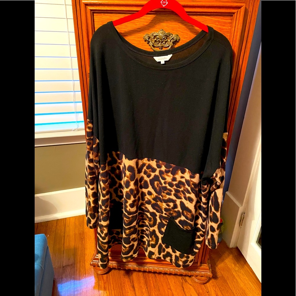 Animal print/black tunic with long sleeves. 2X